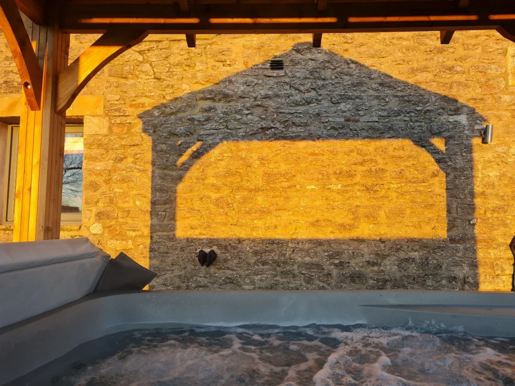 Keld Hot Tub seating 5 people